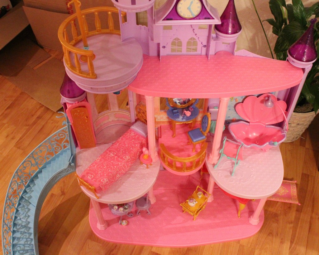 This Disney Princess Ultimate Dream Castle makes the PERFECT gift! Open up imagination and pretend play with this extravagant castle set.