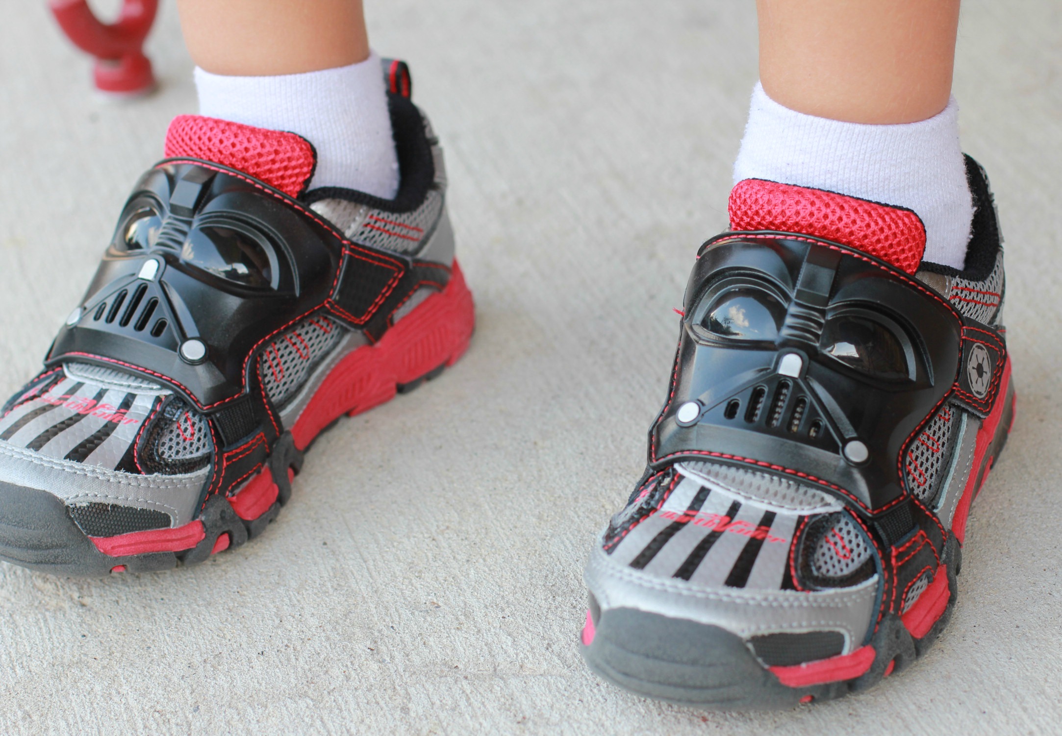 Disney Boy's Darth Vader star wars Black/Red Light-Up Sneaker  shoes Size 9 