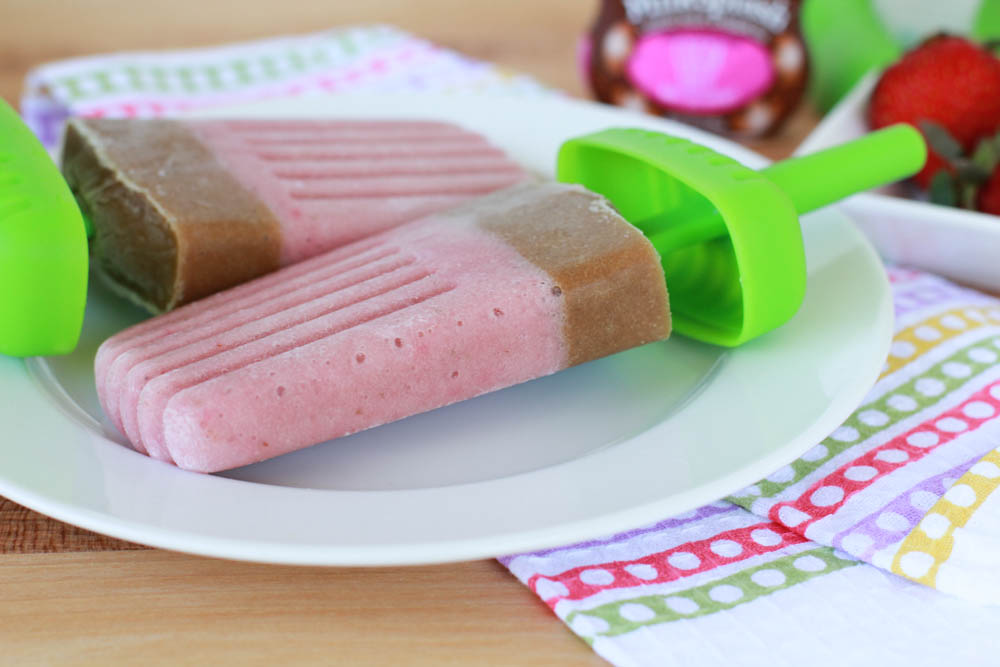 The warm weather calls for these Homemade Strawberry Chocolate Ice Pops! Get the super, easy recipe here. 