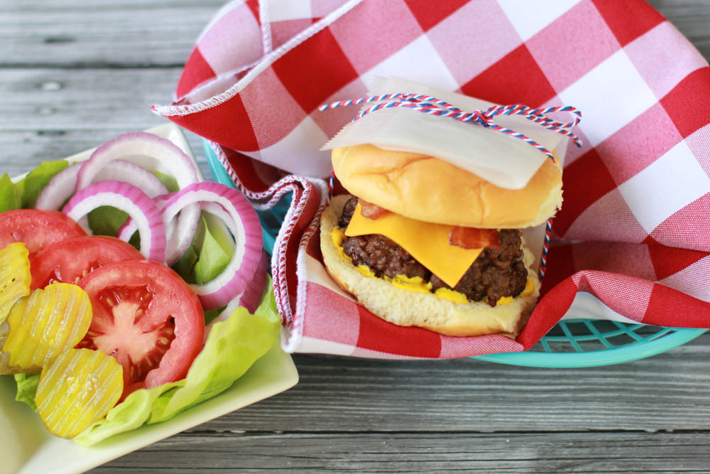 Get your hands on these Bacon & Cheddar Stuffed Cheeseburgers! Your taste buds will thank you!