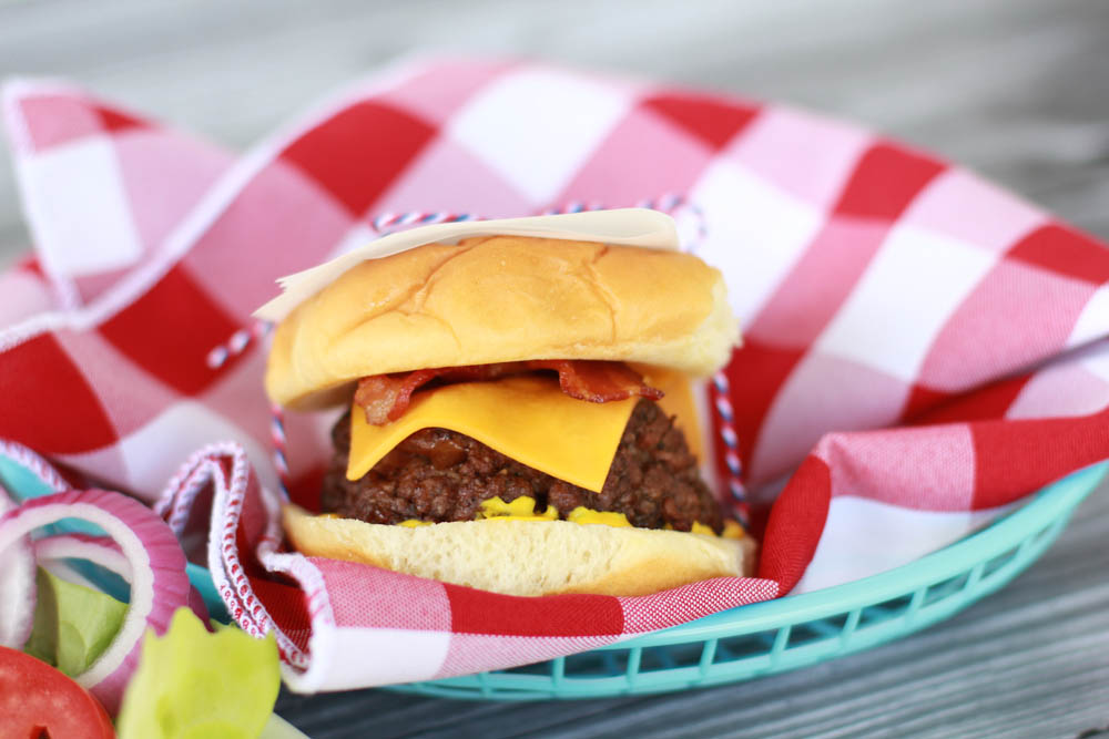 Get your hands on these Bacon & Cheddar Stuffed Cheeseburgers! Your taste buds will thank you!