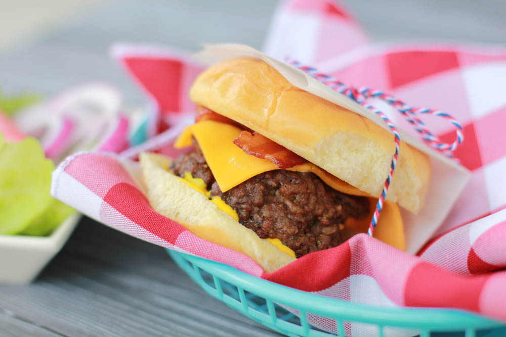 Get your hands on these Bacon & Cheddar Stuffed Cheeseburgers! Your taste buds will thank you!