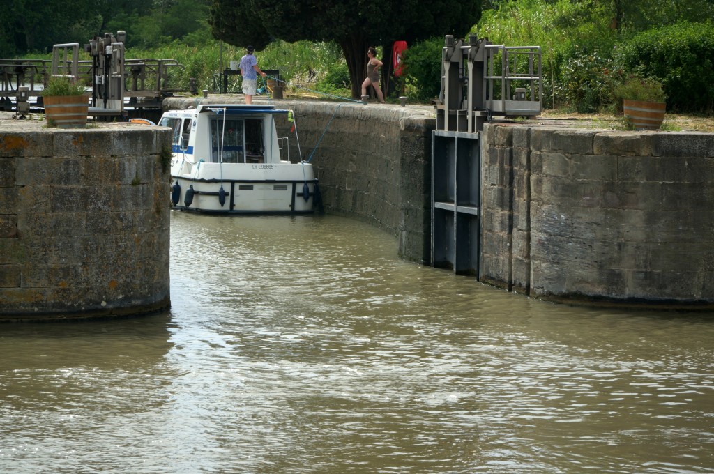 lock-in-operation-along-the-canal-du-midi-in-france