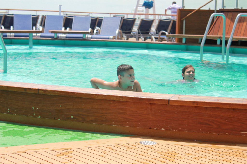 children in pool on carnival cruise