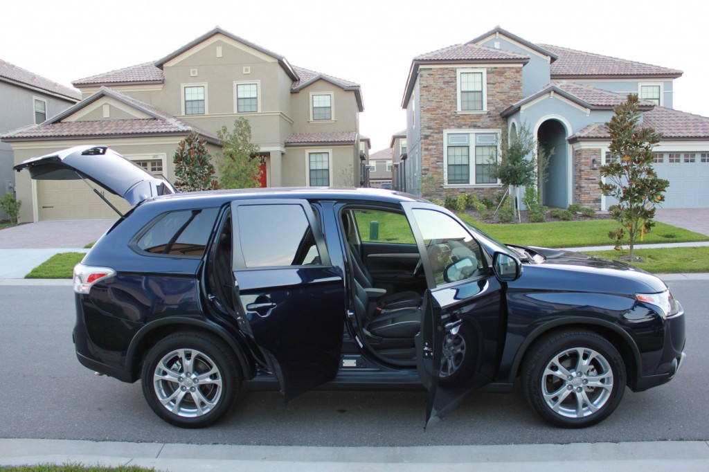 The 2015 Mitsubishi Outlander SE has enough seating for 7 passengers, which is great for my family of 5. Although fitting more than 5 may be uncomfortable.