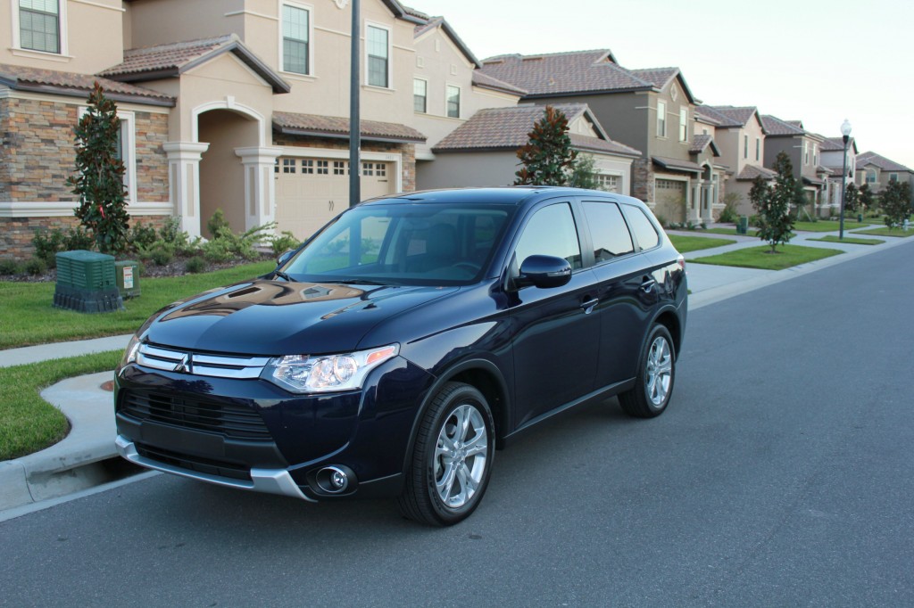 The 2015 Mitsubishi Outlander SE has enough seating for 7 passengers, which is great for my family of 5. Although fitting more than 5 may be uncomfortable.