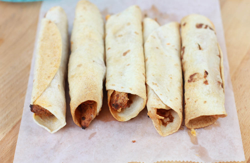 In need of quick and easy dinner idea? Easy Fajita Chicken Taquitos, it is. These Easy Fajita Chicken Taquitos are so easy to make & ready in 35 minutes. 