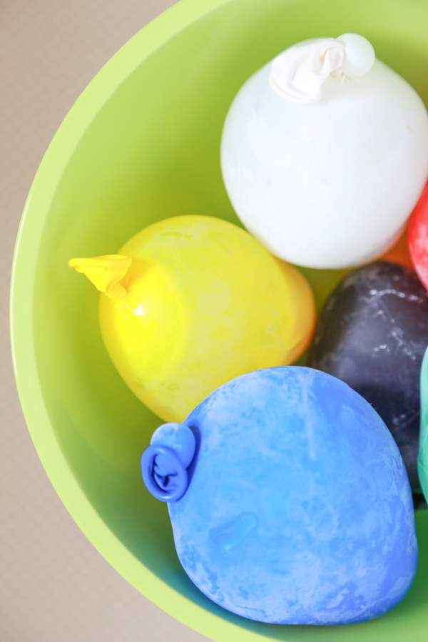 Do your children love dinosaurs? Then they'll love playing with these Frozen Dinosaur Eggs.