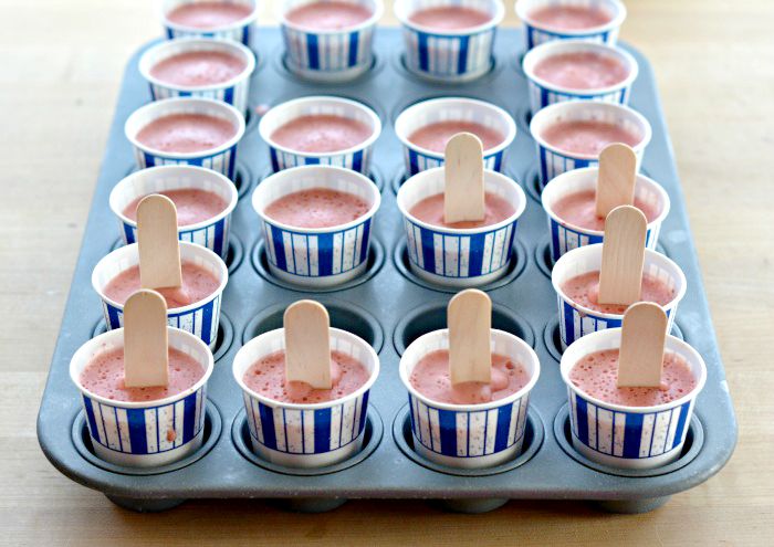 Just because summer is over doesn't mean you still can't enjoy these Strawberries-n-Cream Mini Pudding Pops.