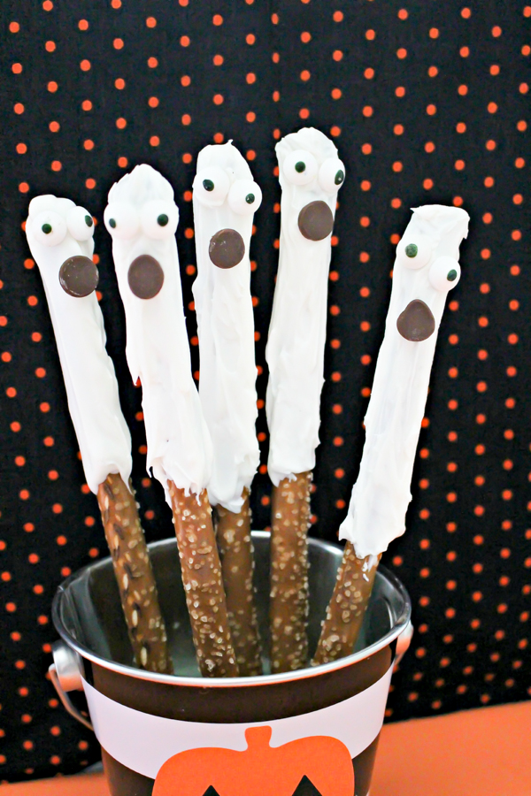 They're spooky. They're eery. But they'er delicious. Try these Spooky Halloween Ghost Pretzels for your next Halloween party.
