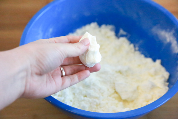 Ever wanted to learn how to make your own bath bombs? Learn how to make lavender bath bombs with these simple ingredients.