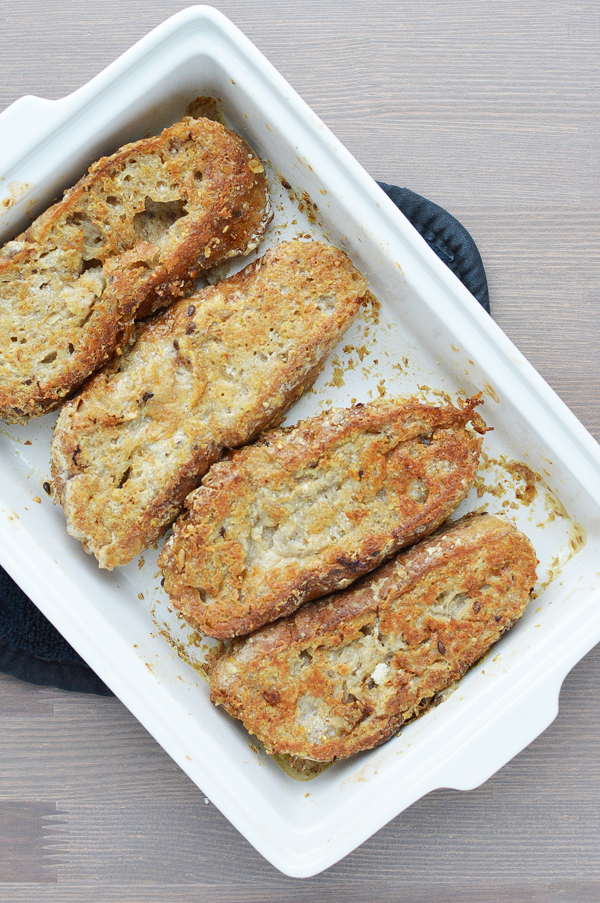 Love French Toast? Me too. Here's a vegan version of our favorite breakfast recipe / Vegan Baked French Toast.