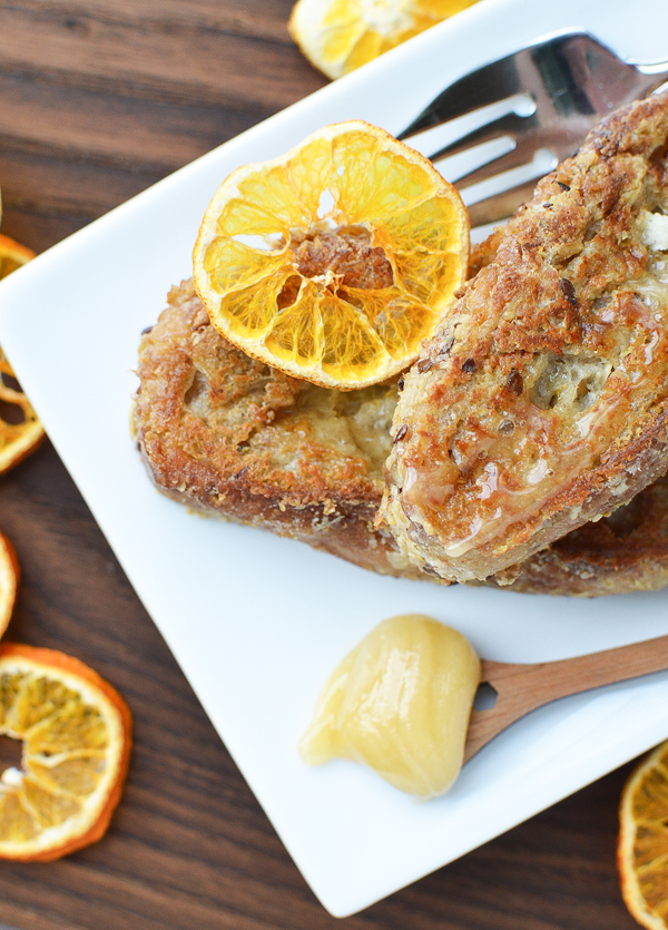 Love French Toast? Me too. Here's a vegan version of our favorite breakfast recipe / Vegan Baked French Toast.