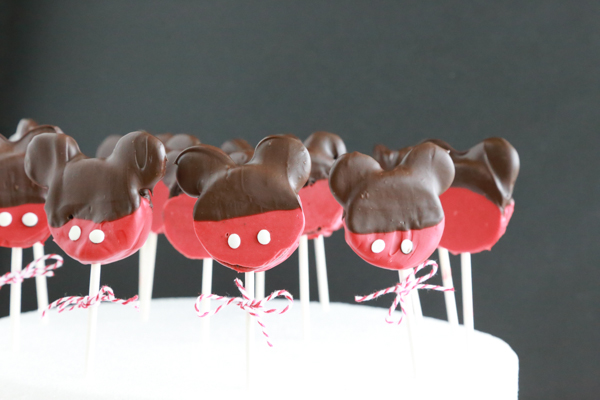 Do your kids love the magical mouse that makes dreams come true? If so, then they're sure to love these Mickey Mouse Oreo Pops!