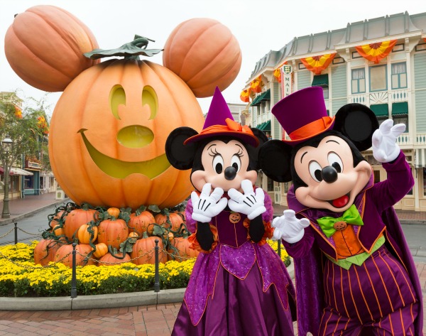 Looking to make some Halloween traditions with your family? Try these Halloween Traditions at Disneyland from the Walsh family.