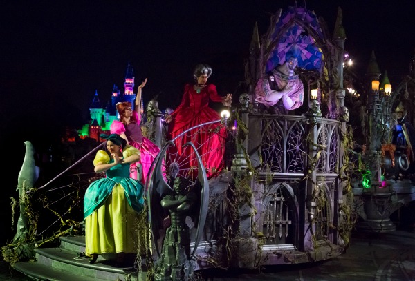 Looking to make some Halloween traditions with your family? Try these Halloween Traditions at Disneyland from the Walsh family.