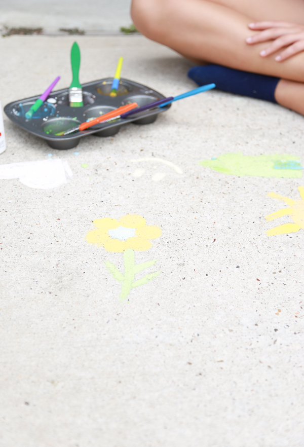 Get the kids outside this summer with this super FUN Homemade Sidewalk Paint. Perfect for toddlers and preschoolers BUT it's fun for ALL AGES!