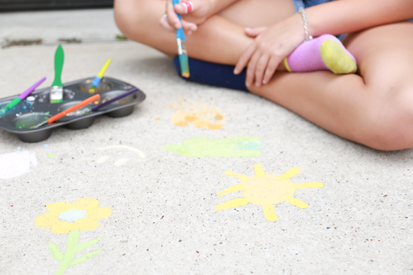 Get the kids outside this summer with this super FUN Homemade Sidewalk Paint. Perfect for toddlers and preschoolers BUT it's fun for ALL AGES!