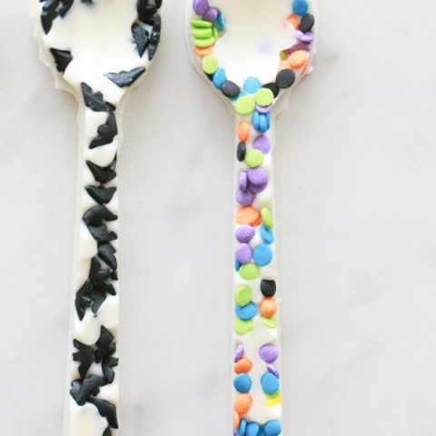 https://simplybeingmommy.com/wp-content/uploads/2017/09/edible-white-chocolate-halloween-spoons-2-480x480.jpg