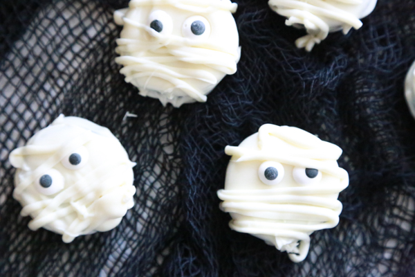If you love Oreos, you’ll love these deliciously spooky Mummy Oreo Cookies that are absolutely perfect for Halloween!