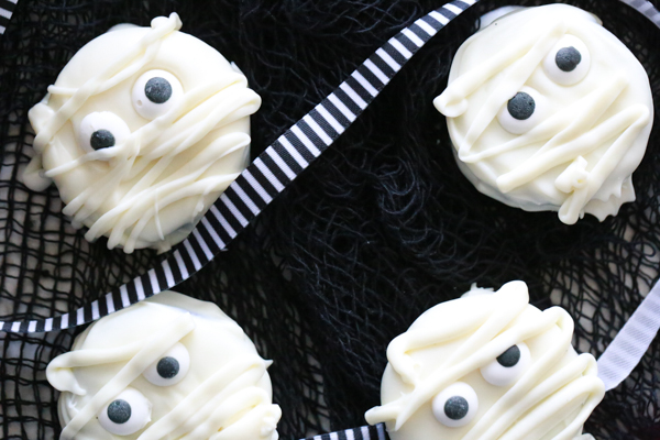 If you love Oreos, you’ll love these deliciously spooky Mummy Oreo Cookies that are absolutely perfect for Halloween!