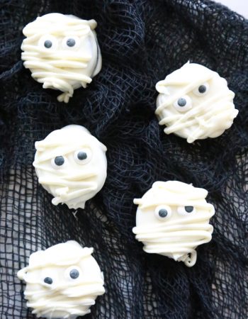 If you love Oreos, you’ll love these deliciously spooky Mummy Oreo Cookies that are absolutely perfect for Halloween!