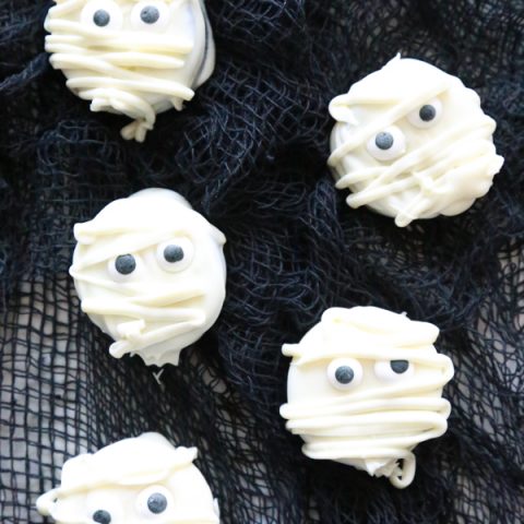 If you love Oreos, you’ll love these deliciously spooky Mummy Oreo Cookies that are absolutely perfect for Halloween!