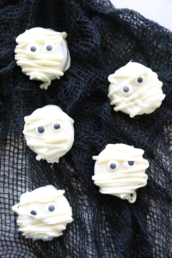 If you love Oreos, you’ll love these deliciously spooky Mummy Oreo Cookies that are absolutely perfect for Halloween!