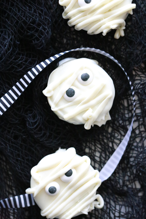 If you love Oreos, you’ll love these deliciously spooky Mummy Oreo Cookies that are absolutely perfect for Halloween!