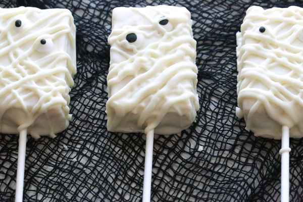 halloween mummy treats with rice krispies treats