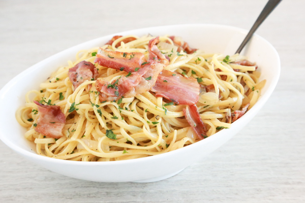 Linguine with Bacon and Parmesan is a pasta dish you can have on the table in 30 minutes! It's so easy to make and tastes delicious.