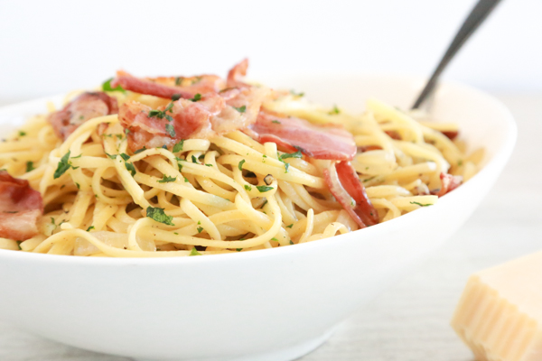 Linguine with Bacon and Parmesan is a pasta dish you can have on the table in 30 minutes! It's so easy to make and tastes delicious.