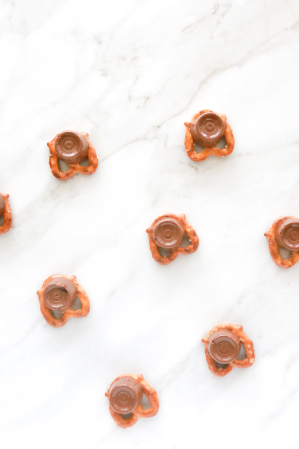 I'm totally in love with these Turkey Pretzel Treats for Thanksgiving. They're adorable, they're tasty, and they're so easy to make.