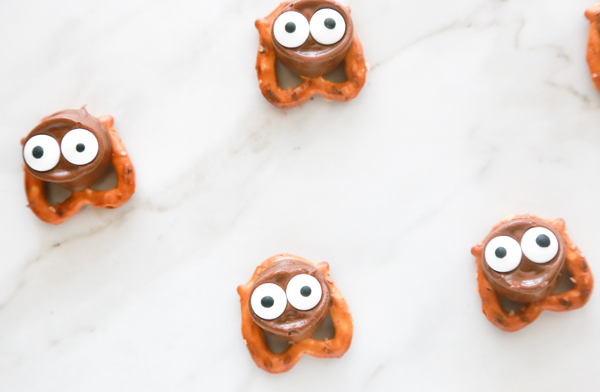 I'm totally in love with these Turkey Pretzel Treats for Thanksgiving. They're adorable, they're tasty, and they're so easy to make.