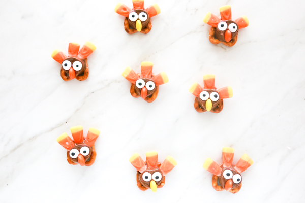 I'm totally in love with these Turkey Pretzel Treats for Thanksgiving. They're adorable, they're tasty, and they're so easy to make.