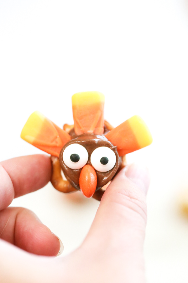 I'm totally in love with these Turkey Pretzel Treats for Thanksgiving. They're adorable, they're tasty, and they're so easy to make.