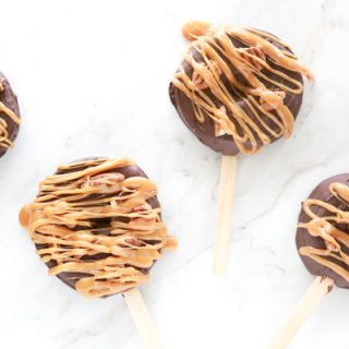 If you haven't tried Turtle Apple Pops AKA Deliciousness on a Stick - you're totally missing out. These little treats are perfect for everyone.