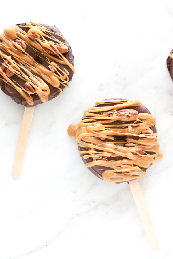 If you haven't tried Turtle Apple Pops AKA Deliciousness on a Stick - you're totally missing out. These little treats are perfect for everyone.