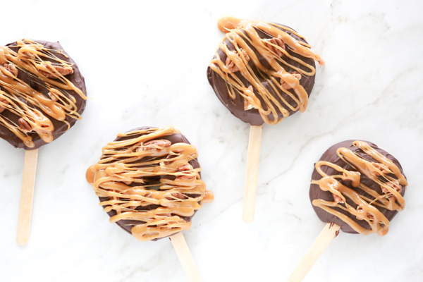 If you haven't tried Turtle Apple Pops AKA Deliciousness on a Stick - you're totally missing out. These little treats are perfect for everyone.