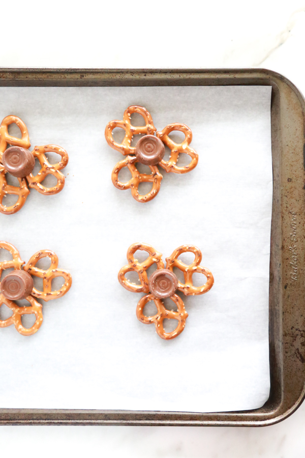 shamrock pretzel pops for st patricks day