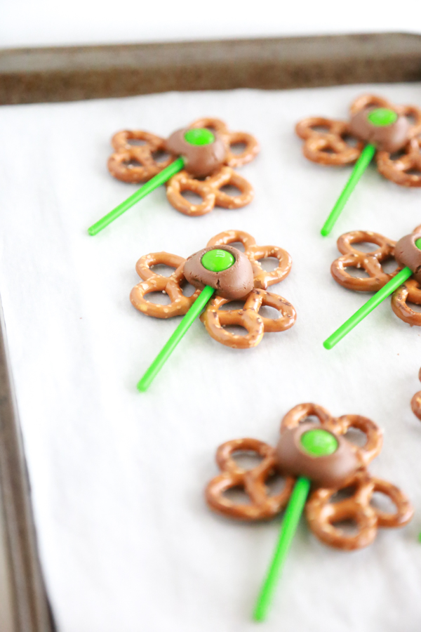 how to make shamrock pretzel pops