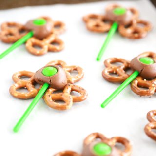 If you have 5 minutes, you have all the time it takes to make these Shamrock Pretzel Pops.