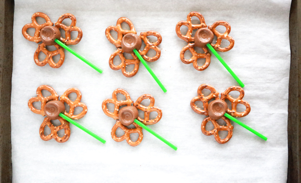 shamrock pretzel pops dessert