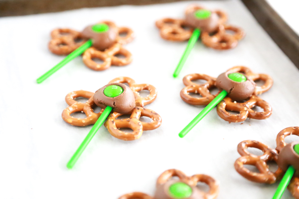 If you have 5 minutes, you have all the time it takes to make these Shamrock Pretzel Pops.