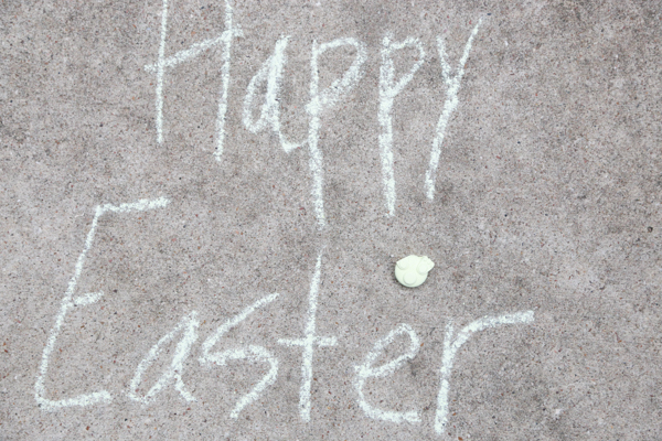 Love bunny butts? Then you'll love making and playing with Bunny Butt Easter Chalk. Keep on reading to learn how to make homemade chalk.